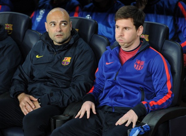 Messi đứng ngồi không yên sau bàn thua của đội nhà.